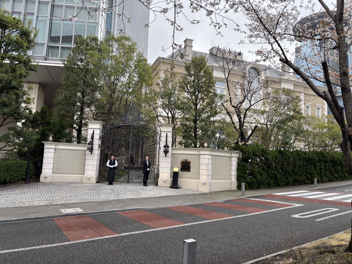 門の前にスタッフが立つ赤坂アプローズスクエア迎賓館の外観